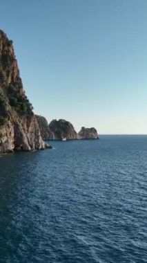 Turistlerin olduğu dikey video korsan teknesi
