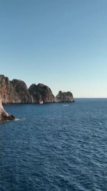 Turistlerin olduğu dikey video korsan teknesi