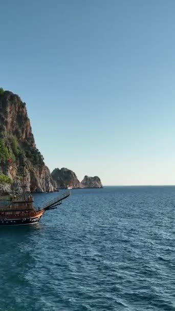 観光客との垂直ビデオ海賊船 — ストック動画