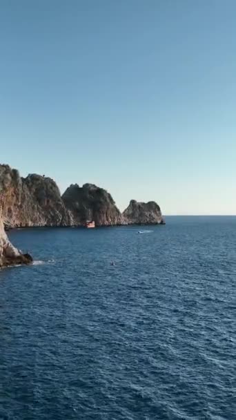 Verticale Video Piratenboot Met Toeristen — Stockvideo