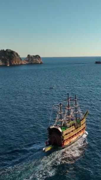 Vertical Video Pirate Boat Tourists — Stock Video