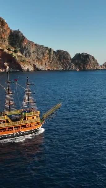 Vertikales Video Piratenboot Mit Touristen — Stockvideo