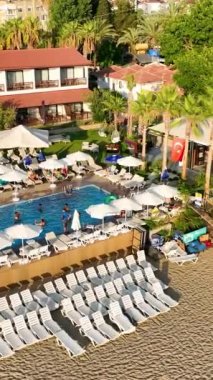 İnsanlar Akdeniz 'de yüzer, yaz havasında