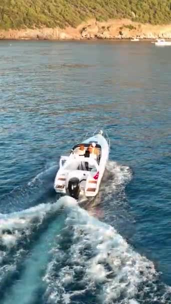 Perahu Motor Laut Biru Konsep Udara — Stok Video