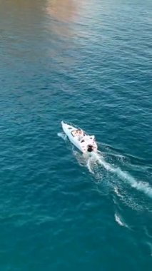 Mavi deniz deniz konseptinde motorlu tekne hava görüntüsü