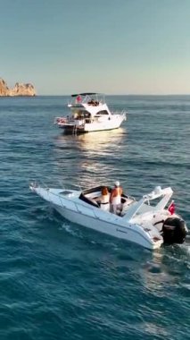 Mavi deniz deniz konseptinde motorlu tekne hava görüntüsü