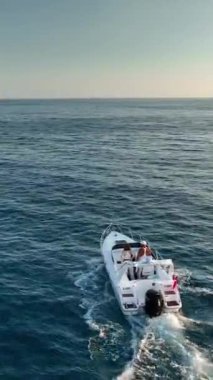 Mavi deniz deniz konseptinde motorlu tekne hava görüntüsü