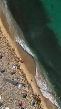 İnsanlar Akdeniz 'de yüzer, yaz havasında