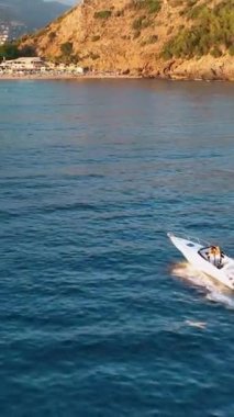 Mavi deniz deniz konseptinde motorlu tekne hava görüntüsü