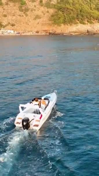 Motorový Člun Modrém Moři Námořní Koncept Letecké Zobrazení — Stock video