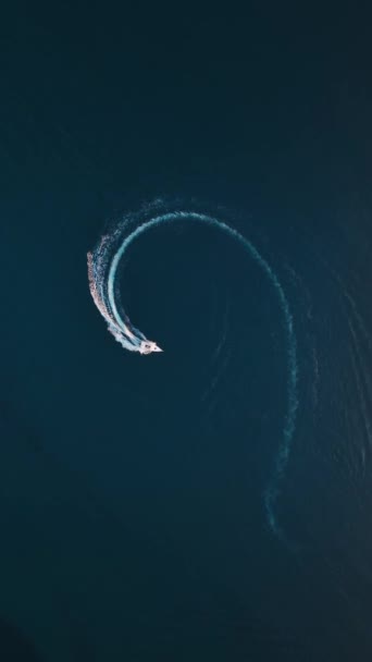 Моторний Човен Блакитному Морі Морська Концепція Вигляд Повітря — стокове відео