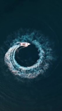 Mavi deniz deniz konseptinde motorlu tekne hava görüntüsü