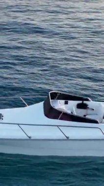 Mavi deniz deniz konseptinde motorlu tekne hava görüntüsü