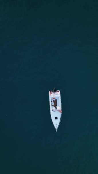 Μηχανοκίνητο Σκάφος Μπλε Θάλασσα Έννοια Εναέρια Άποψη — Αρχείο Βίντεο