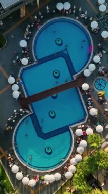 Akdeniz kıyısında, gök mavisi suyla kaplı bir otel.