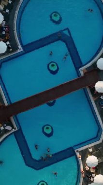 Akdeniz kıyısında, gök mavisi suyla kaplı bir otel.