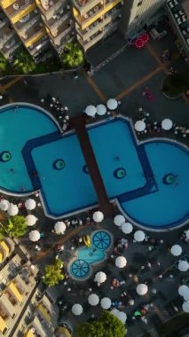 Akdeniz kıyısında, gök mavisi suyla kaplı bir otel.