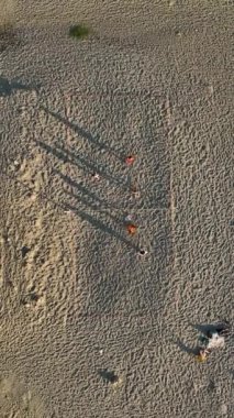 Spor yaşam tarzı insanlar voleybol oynarken eğleniyor