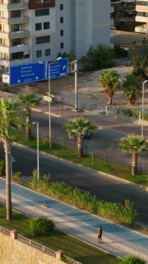 Denize yakın yollarda arabaların hareketi