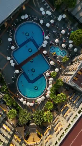 Hotel Orillas Del Mar Mediterráneo Con Agua Azul — Vídeos de Stock