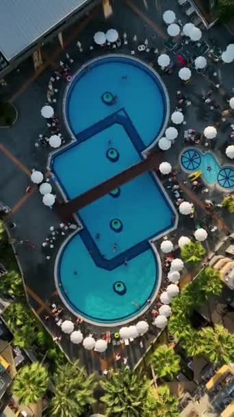 Hotel Nas Margens Mar Mediterrâneo Com Água Azul — Vídeo de Stock