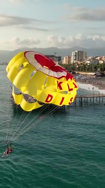 Water Parasailing Rijdt Mensen Zee Rode Parachute — Stockvideo