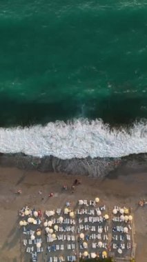 Gün batımında güzel bir sahilde yürümek, yumuşak bir uçuş.