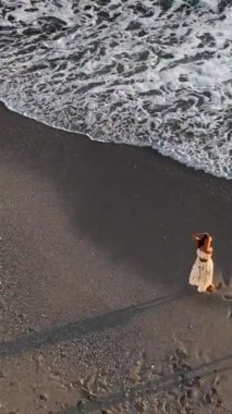 Gün batımında güzel bir sahilde yürümek, yumuşak bir uçuş.