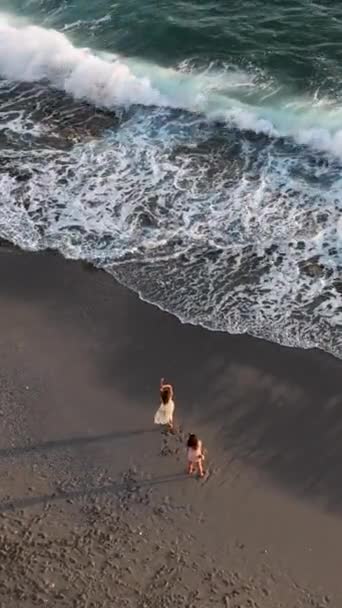 Procházka Při Západu Slunce Krásné Pláži Hladký Let — Stock video