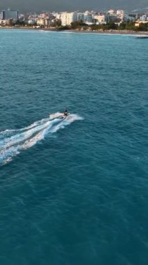 Su bisikleti insanları yüksek hızda götürür.