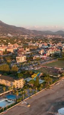 Sahildeki eski boş otel.