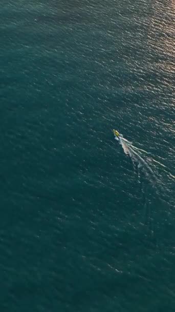 Waterfiets Rijdt Mensen Hoge Snelheid — Stockvideo