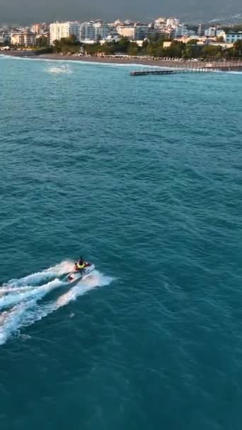 Rower Wodny Jeździ Ludziach Dużą Prędkością — Wideo stockowe