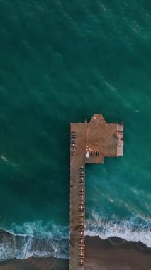 Denizde dinlenmek ve rıhtım manzarası boyunca yürümek.