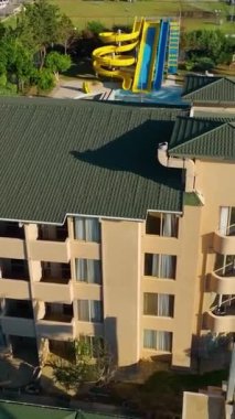 Sahildeki eski boş otel.