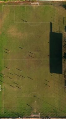 Oyuncular futbol oynar, spor yapar.