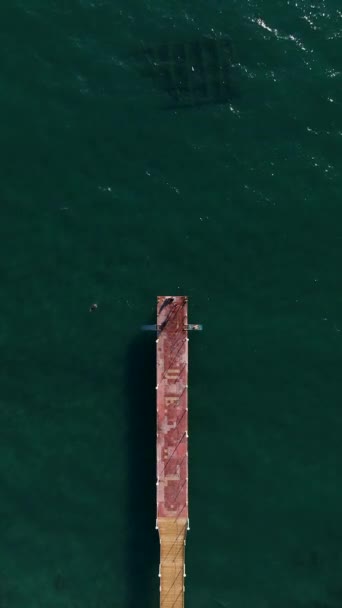 Ruhe Auf Dem Meer Und Spaziergang Entlang Der Seebrücke Luftaufnahme — Stockvideo