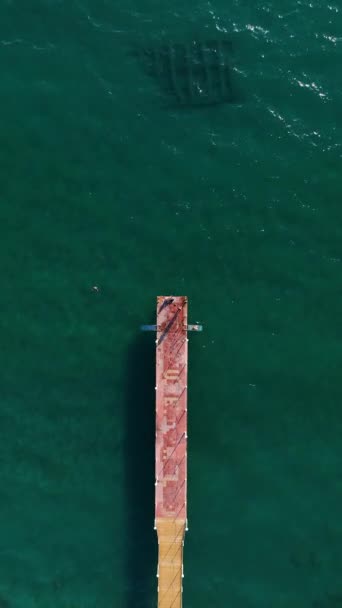 Ruhe Auf Dem Meer Und Spaziergang Entlang Der Seebrücke Luftaufnahme — Stockvideo
