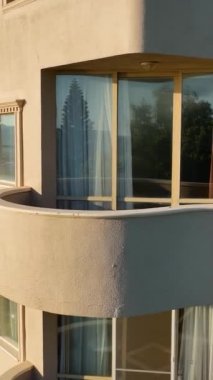 Sahildeki eski boş otel.