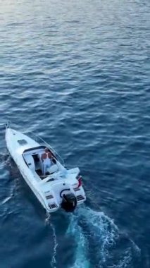 Mavi deniz deniz konseptinde motorlu tekne hava görüntüsü