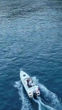 Mavi deniz deniz konseptinde motorlu tekne hava görüntüsü