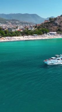 Gök mavisi denizi olan bir yatta güzel bir tatil