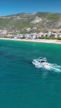 Gök mavisi denizi olan bir yatta güzel bir tatil