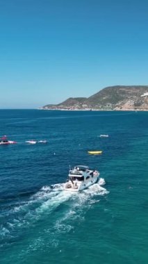 Gök mavisi denizi olan bir yatta güzel bir tatil