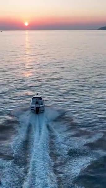 Μηχανοκίνητο Σκάφος Μπλε Θάλασσα Έννοια Εναέρια Άποψη — Αρχείο Βίντεο