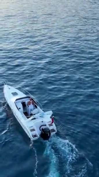 Моторний Човен Блакитному Морі Морська Концепція Вигляд Повітря — стокове відео