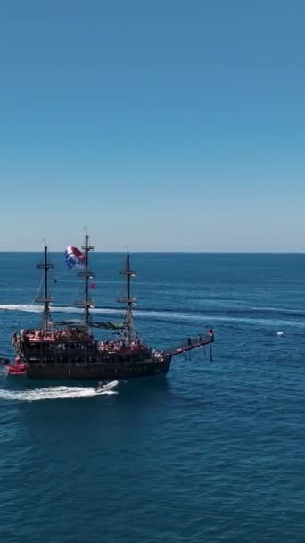 Piratenschiff Mit Touristen Auf Dem Meer — Stockvideo