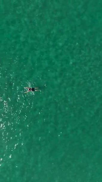 Gente Nada Mar Mediterráneo Ambiente Veraniego — Vídeos de Stock