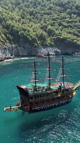 有游客在海上航行的海盗船 — 图库视频影像