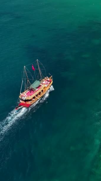 Nave Pirata Con Turisti Che Navigano Nel Mare — Video Stock